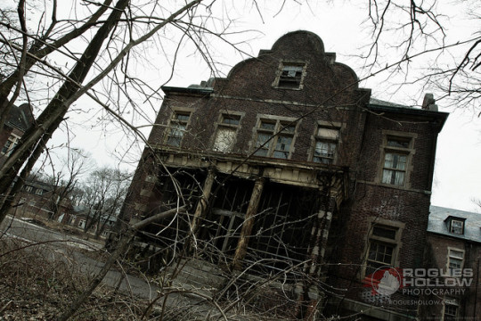 You have to watch this video of an abandoned haunted asylum!