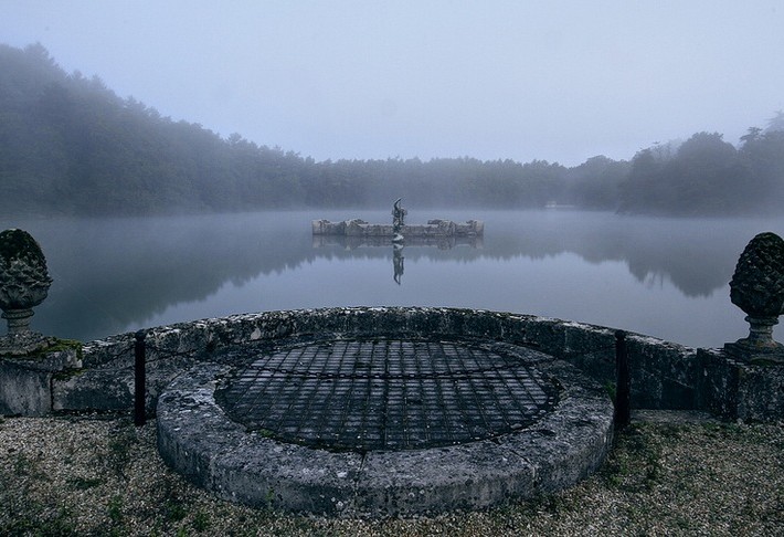There’s a secret abandoned room hidden under this lake!