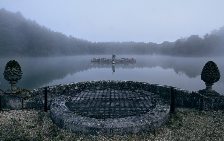 There’s a secret abandoned room hidden under this lake!