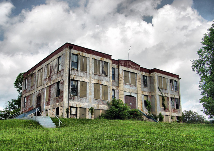 Explorers visit a creepy abandoned School and Gymnasium!