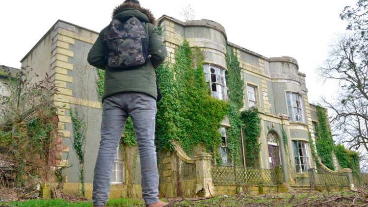 Explorers discover massive abandoned mansion filled with relics!